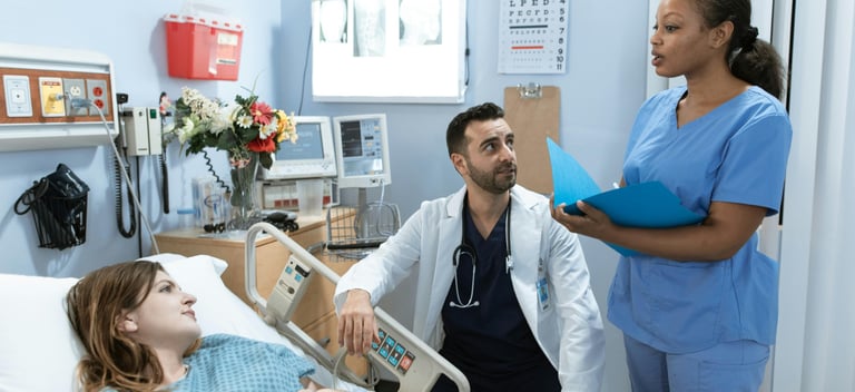 mulher na maca do hospital ouvindo as intruçoes dos medico