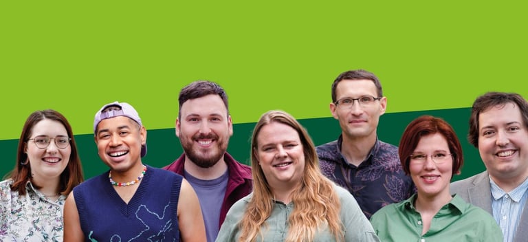 Gruppenbild der Fraktion vor grünem Hintergrund.