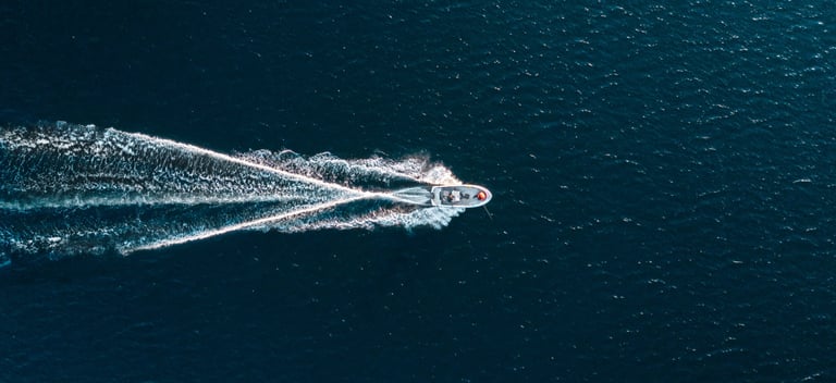 Prise de vue aérienne au Drone d'un bateau en mer