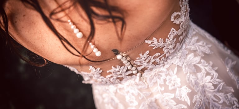 une femme en robe de mariée avec des perles et des perles