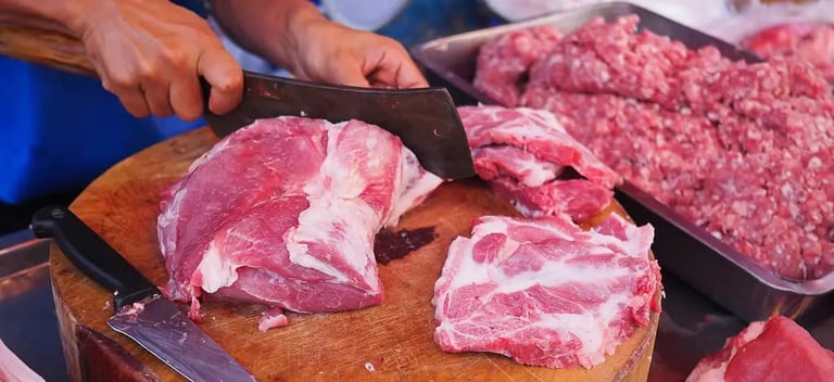 memotong daging