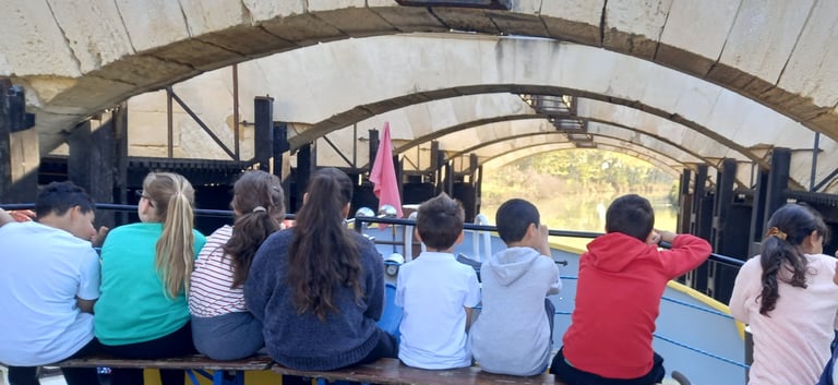 Groupe d'enfants sur le pont de la péniche aux ouvrages du Libron, site remarquable du Canal
