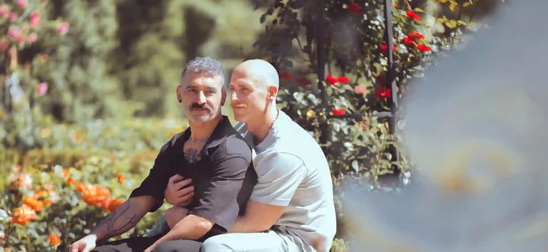 Sesión fotográfica de una pareja gay con abrazo cariñoso y sonrisas, fotografía inclusiva por Tania Dina