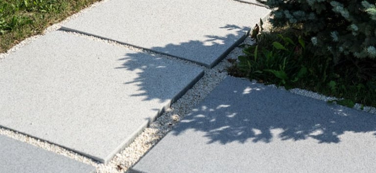 Didelė balta kiemo plytelė