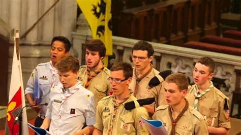 chorale de scouts entonnant des chants scouts
