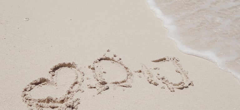 Destination Wedding Malediven:  'D+J' in den Sand am Strand von Helengeli geschrieben.