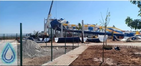construction d'une structure aquatique avec montage de glissières en composite.