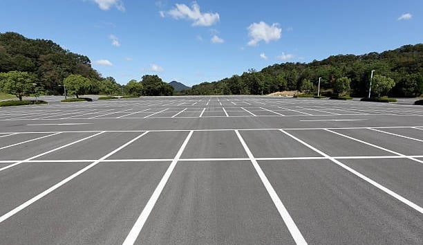 Parking lot striping machine