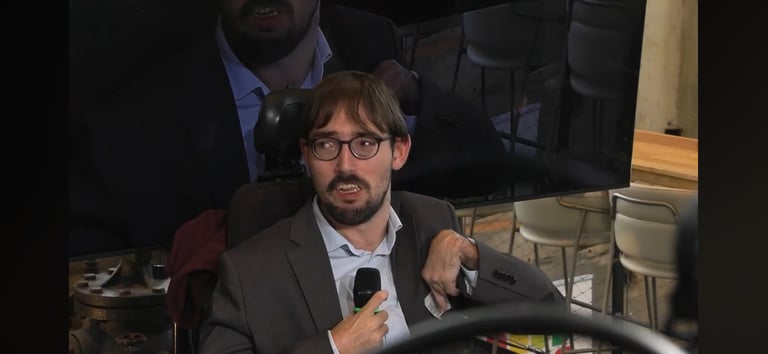 Porträt von Leon Fuchs , bei seinem Vortrag des Zukunftsforums Perspektive Gastgewerbe