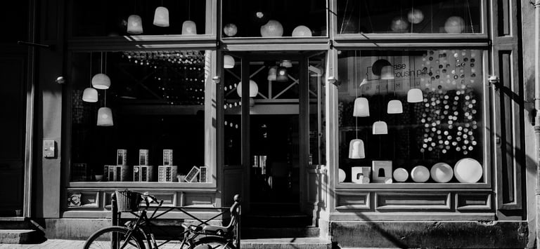 Photo d'une vitrine de boutique de luminaires