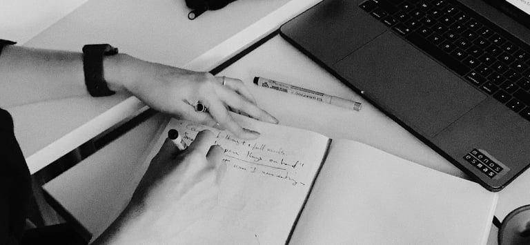 Photos de mains en train d'écrire dans un carnet, devant un ordinateur