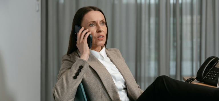 Mujer hablando por teléfono solicitando un servicio de repatriación fúnebre a Rumanía
