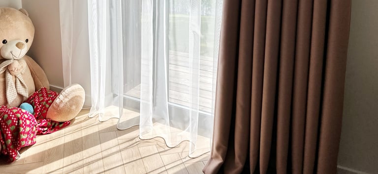 pilnai tamsinantis naktinis audinys ir skaidrios dieninės