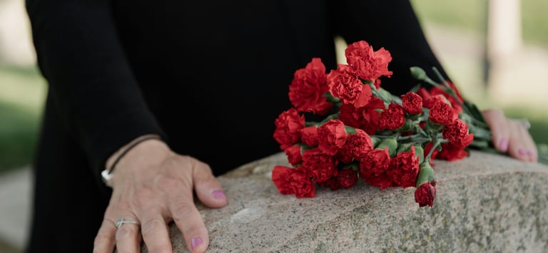 Servicio fúnebre internacional. Hombre depositando flores