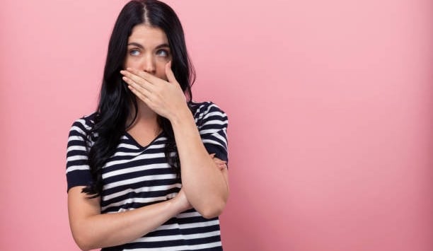 mujer que tiene verguenza de mostrar su sonrisa