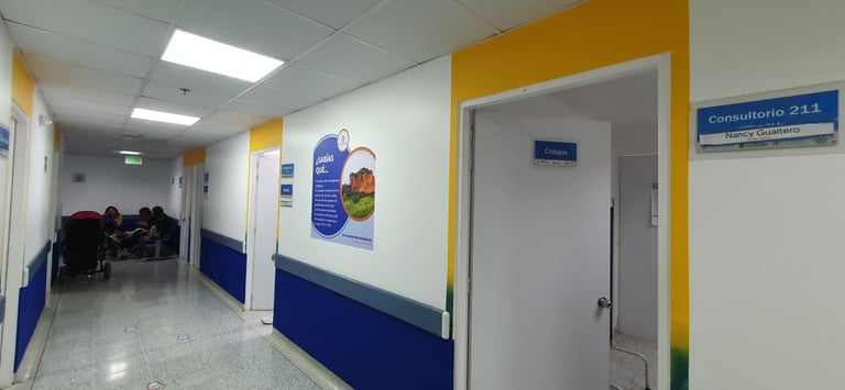 pasillo de hospital moderno con diseño funcional