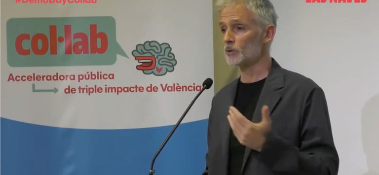 Sebastián Fagonde, hablando e púbico