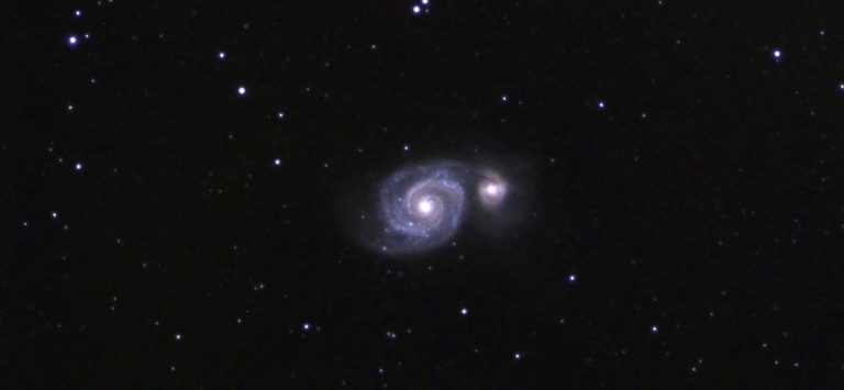 astrofotografía de M51, una galaxia espiral en colisión ubicada en la constelación de Canes Venatici