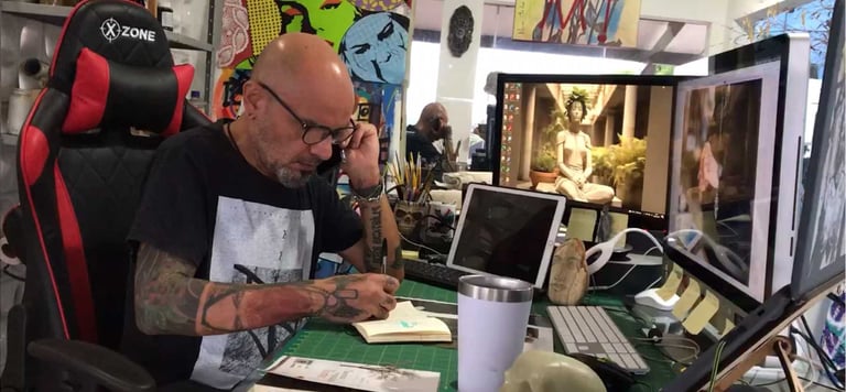 Sérgio Astral no seu studio/ateliê