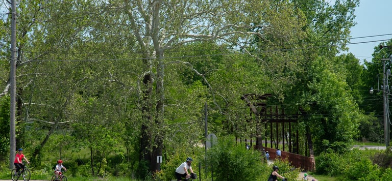 Lots of folks on bikes turning to go over a pedestrian bridge