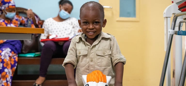 Image d'un enfant atteint de cancer qui a le sourire