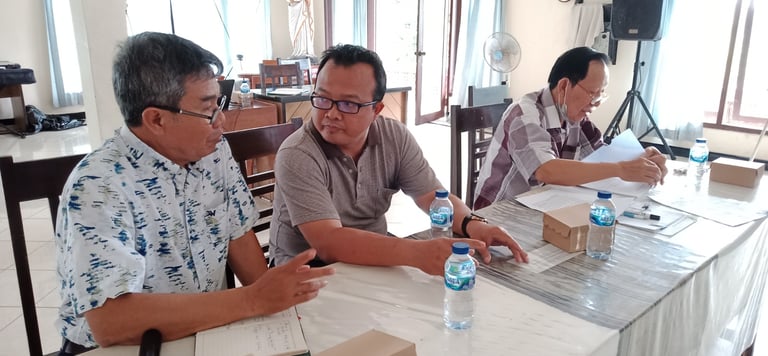 Paskalis I Nyoman Widastra bersama ketua DPP Paroki Tuka dan Narasumber