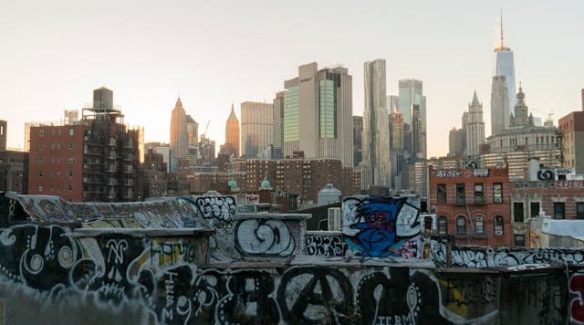 Vista do horizonte da cidade com telhado grafitado em primeiro plano em Nova York
