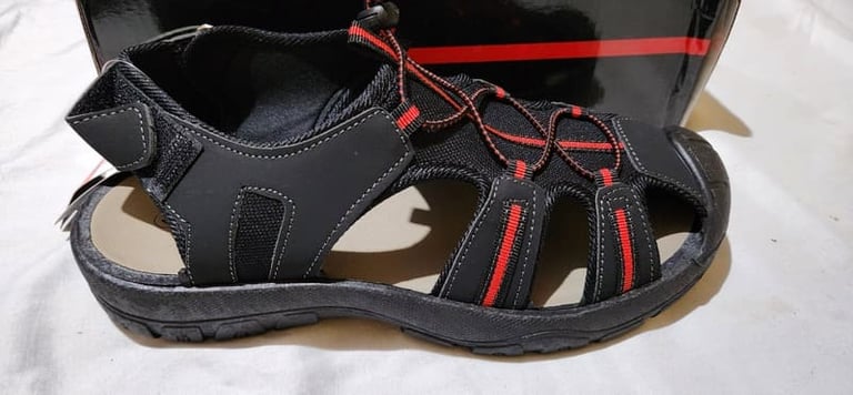 Sandalias deportivas de senderismo para hombre en negro y rojo con protección de puntera cerrada.