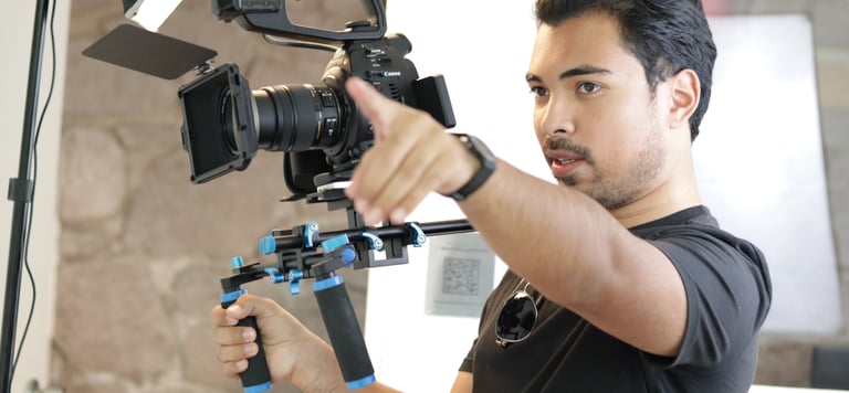 Director de cine dirigiendo la producción de un video corporativo profesional en set de filmación