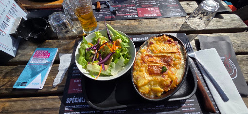 Tartiflette savoyarde accompagnée d'une salade verte au Bistrot Savoyard