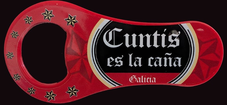 Un abridor de botellas de cerveza roja que dice 'Cuntis es la caña' Galicia