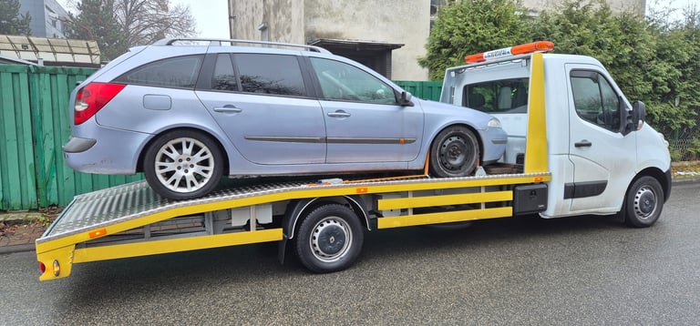 holowanie unieruchomionego pojazdu lawetą SAFECAR