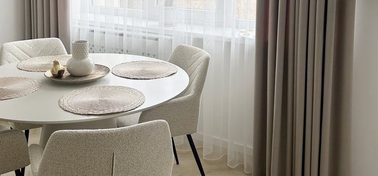 šviesus interjeras ir prie jo derančios užuolaidos