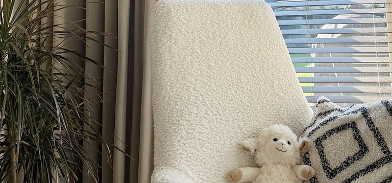 minkštos užuolaidos prie jaukaus interjero