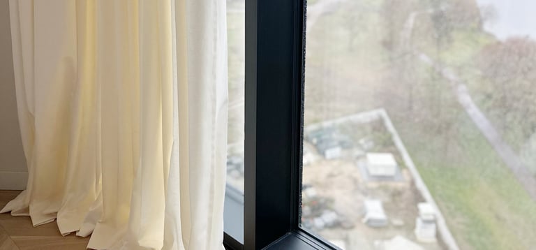 šviesus, prabangus audinys