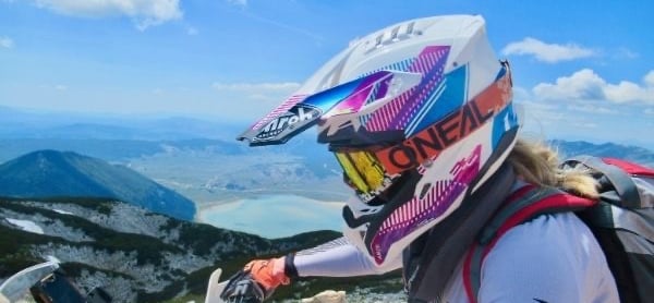 Freiheit und Fokus – Profilansicht auf dem Motorrad vor Berg- und Seekulisse