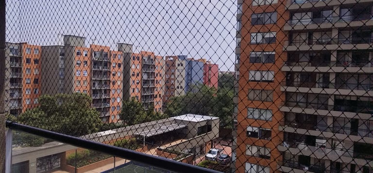 Balcon con una malla de seguridad