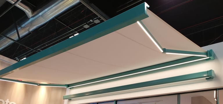 Toldo moderno para terrazas con luces LED y cofre de protección - Soluciones para interior/exterior.