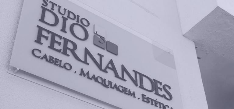 Logotipo na fachada do salão de beleza, onde se lê Studio Dio Fernanfdes