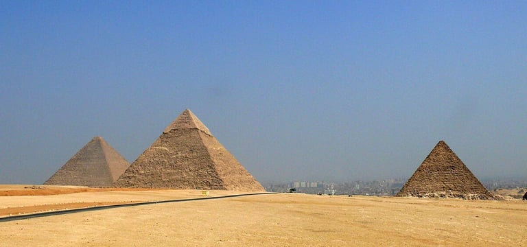 Fotografia das três principais pirâmides de Gizé — Menkaure, Quéfren e Quéops 