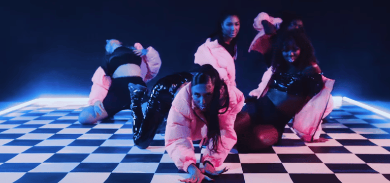 4 danseuse sur un sol a damiers sur fond noir en studio 