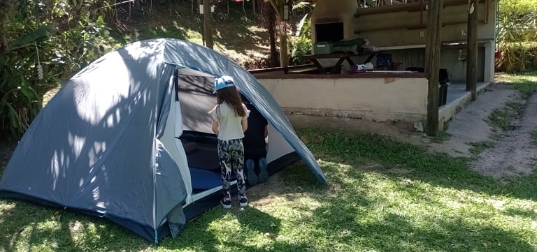 Acampamento em camping estruturado com a Barraca de Camping Mh100 para 4 pessoas Quechua