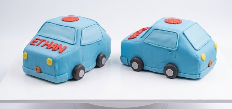 Torta temática infantil en forma de autito creada por Cocina con Ely, elaborada artesanalmente en fo