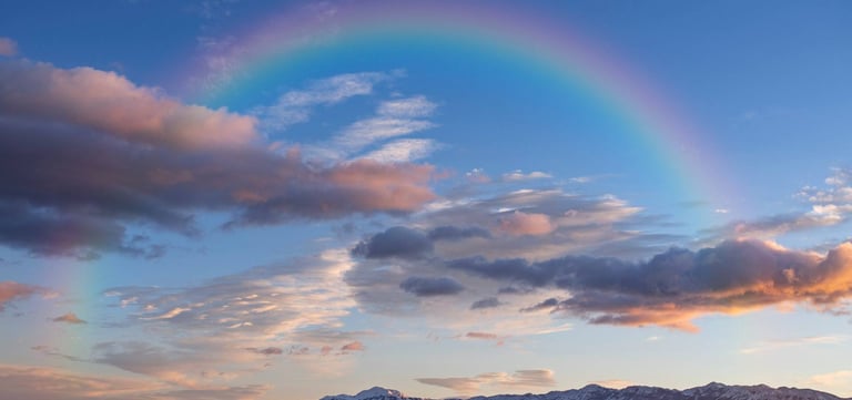 arc-en-ciel au dessus d'une montagne