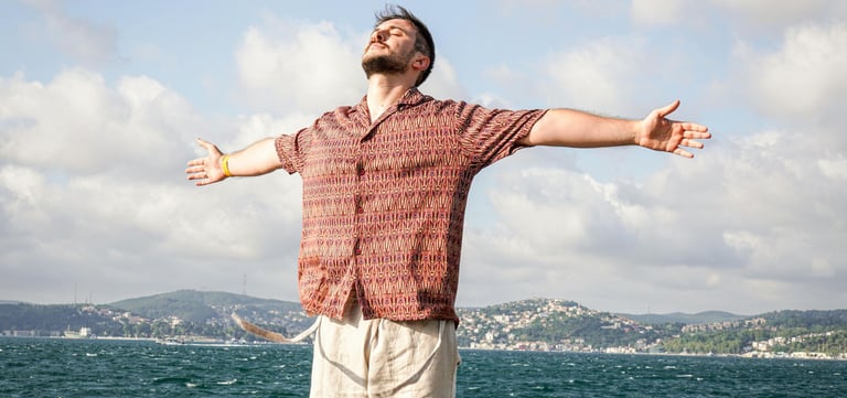 homme qui se sent libre et lui-meme grâce aux soins energetiques avec christophe meunier à Nantes