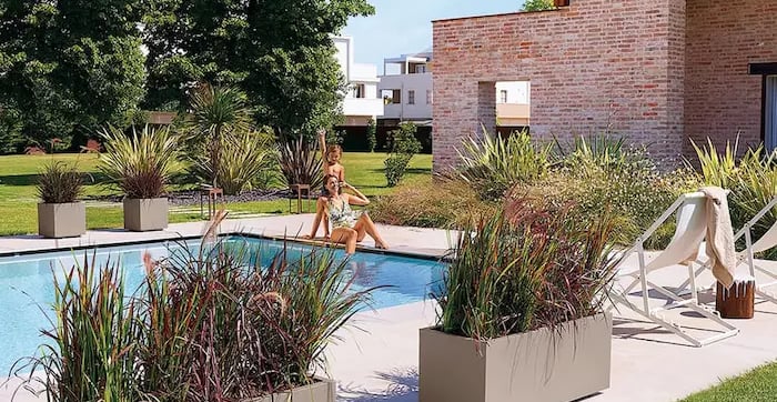 jardineras matheria alrededor de una piscina