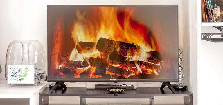 Télévision avec un système de son dans la chambre d'hôte de Domaine Des Lucques