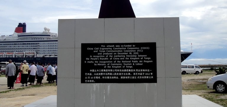 foto do navio ancorado no porto de nuku alofa no tonga
