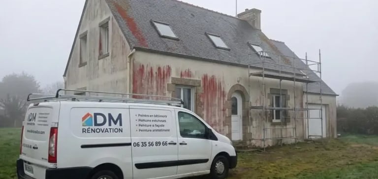 Camion DM Rénovation sur chantier de ravalement et nettoyage hydrofuge à Guipavas 29490