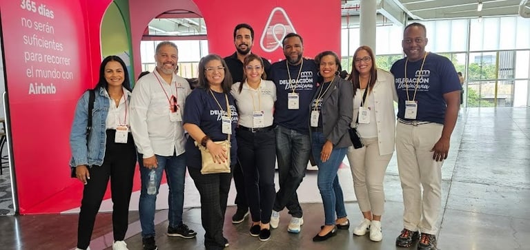 Delegación de República Dominicana en Expohost, compartiendo experiencias sobre rentas cortas.
